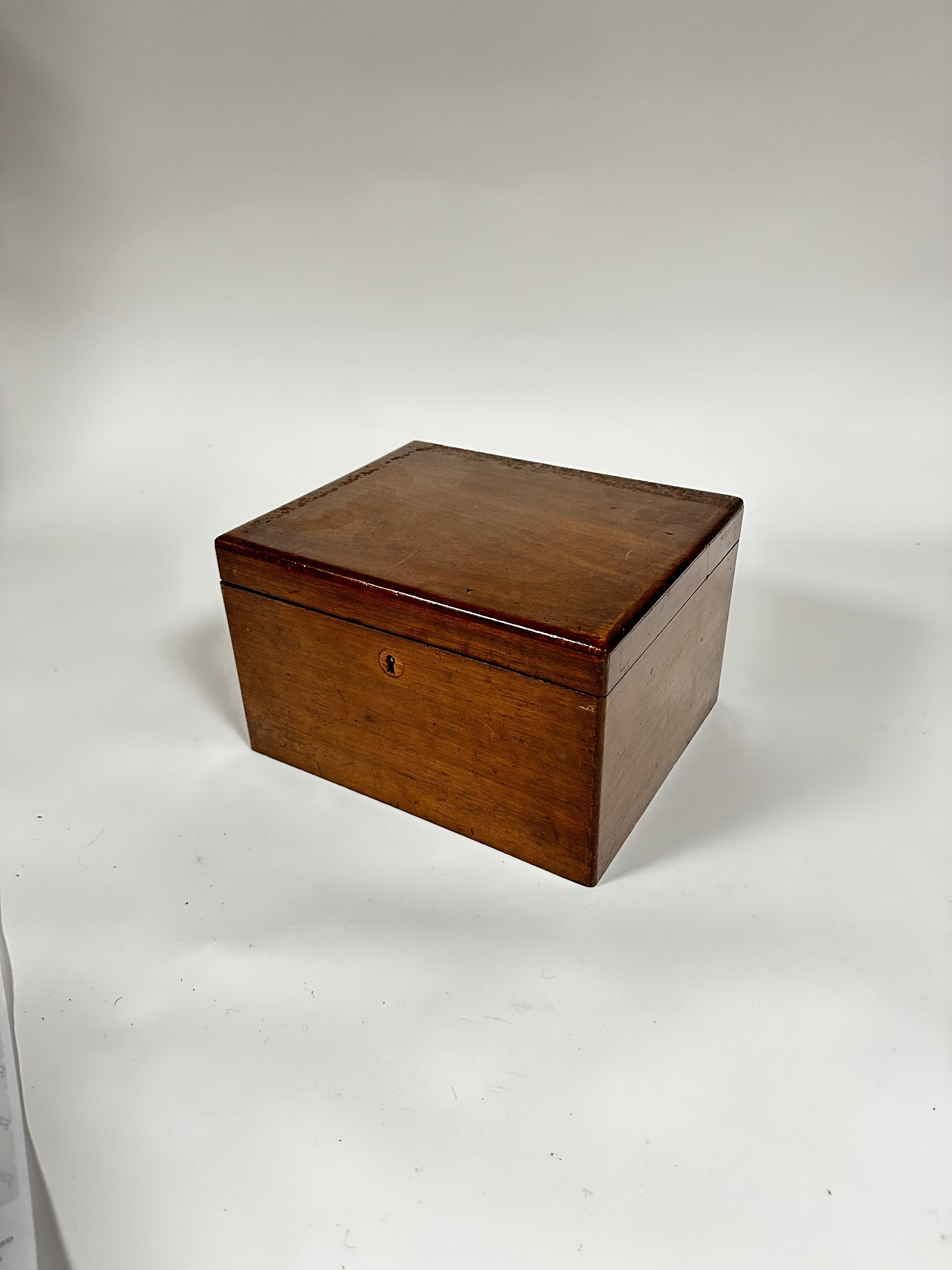 An Edwardian mahogany box, the rectangular top with moulded edge enclosing a plain interior, (18cm x