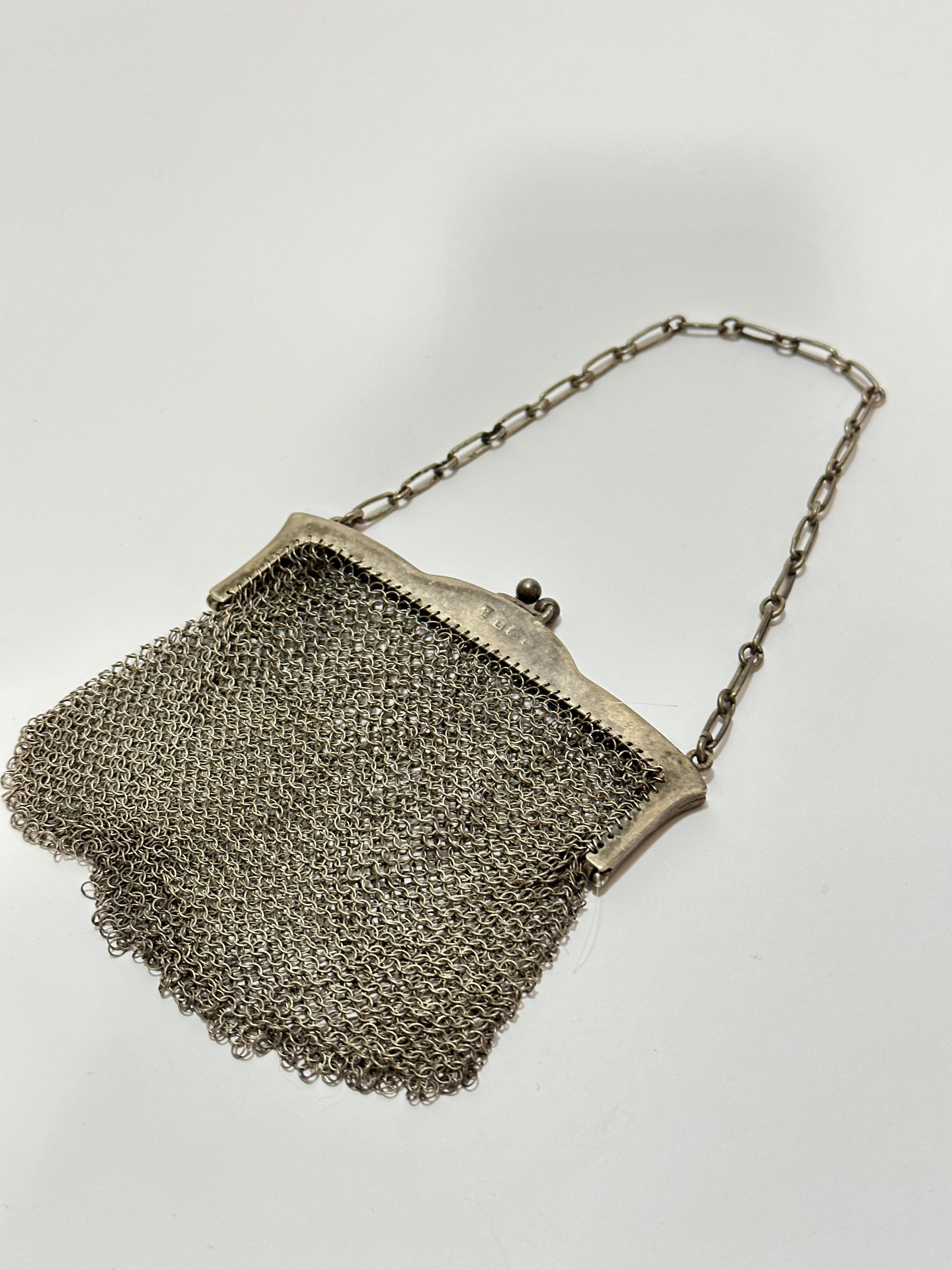 An Edwardian Birmingham silver evening lady's mesh purse, complete with chain, marks rubbed, (8cm