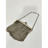 An Edwardian Birmingham silver evening lady's mesh purse, complete with chain, marks rubbed, (8cm