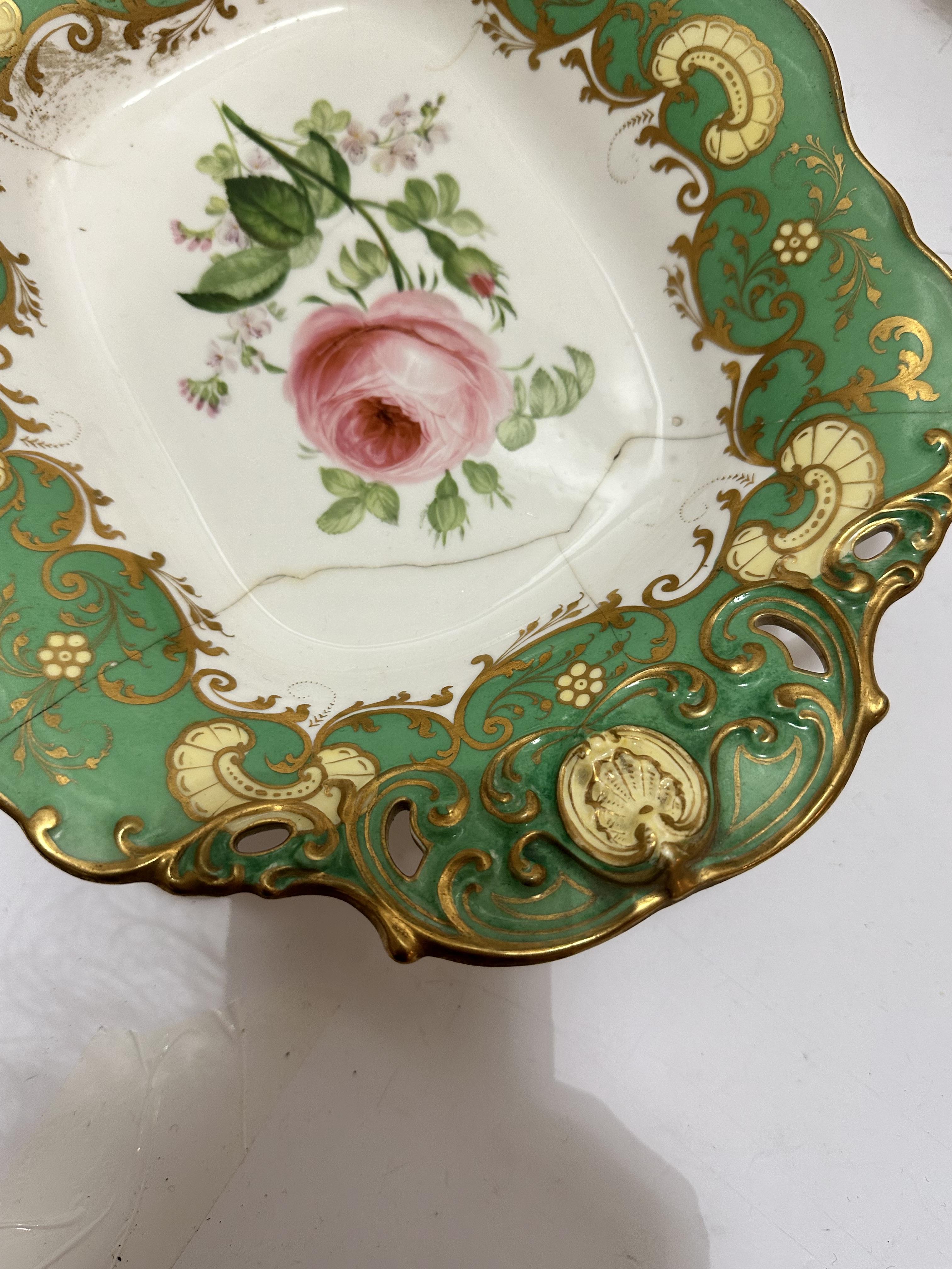 A Victorian china dessert service of scalloped design including two rectangular shaped serving - Image 18 of 23