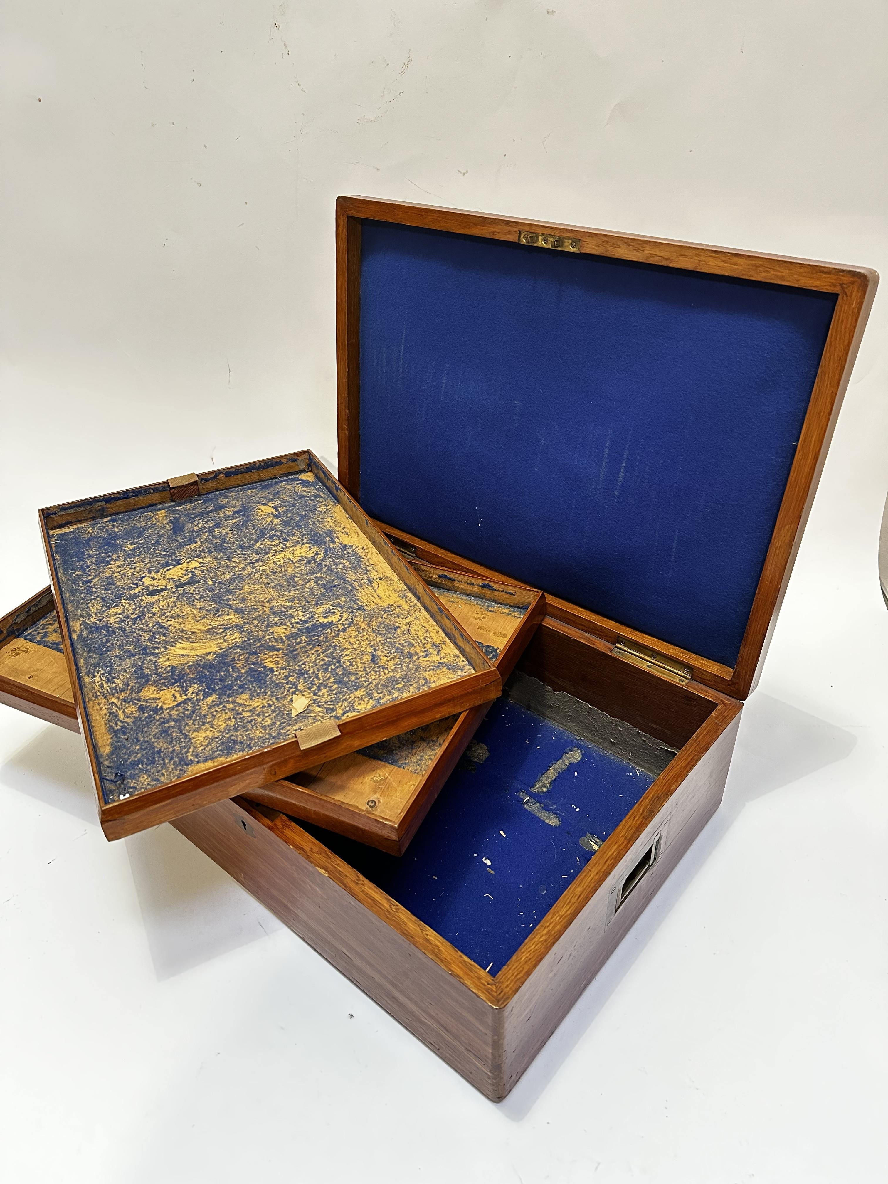 An Edwardian oak table canteen box, with shield set brass inset plaque to top and recessed brass - Image 4 of 6