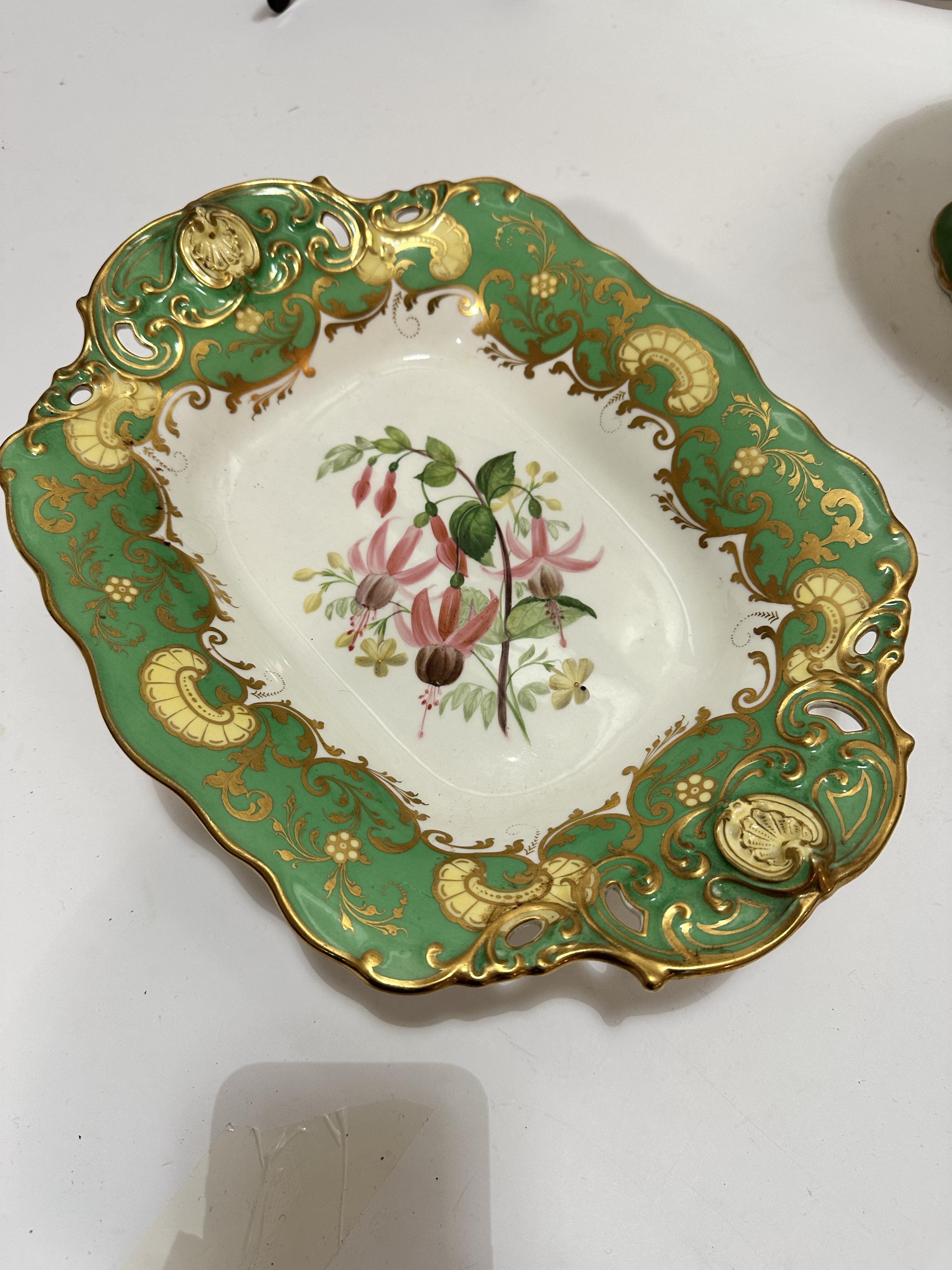 A Victorian china dessert service of scalloped design including two rectangular shaped serving - Image 15 of 23