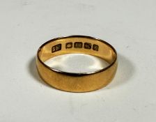 An 18ct gold wedding band (O/P) (3.1g)