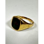 A 9ct gold bloodstone signet style ring (Y) (5.14g)