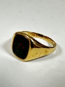 A 9ct gold bloodstone signet style ring (Y) (5.14g)