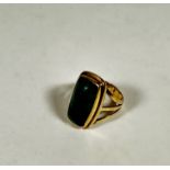 A 9ct gold malachite cabuchon rectangular mounted ring, (2cm x 1cm) (P/Q) (8.05g)