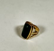 A 9ct gold malachite cabuchon rectangular mounted ring, (2cm x 1cm) (P/Q) (8.05g)