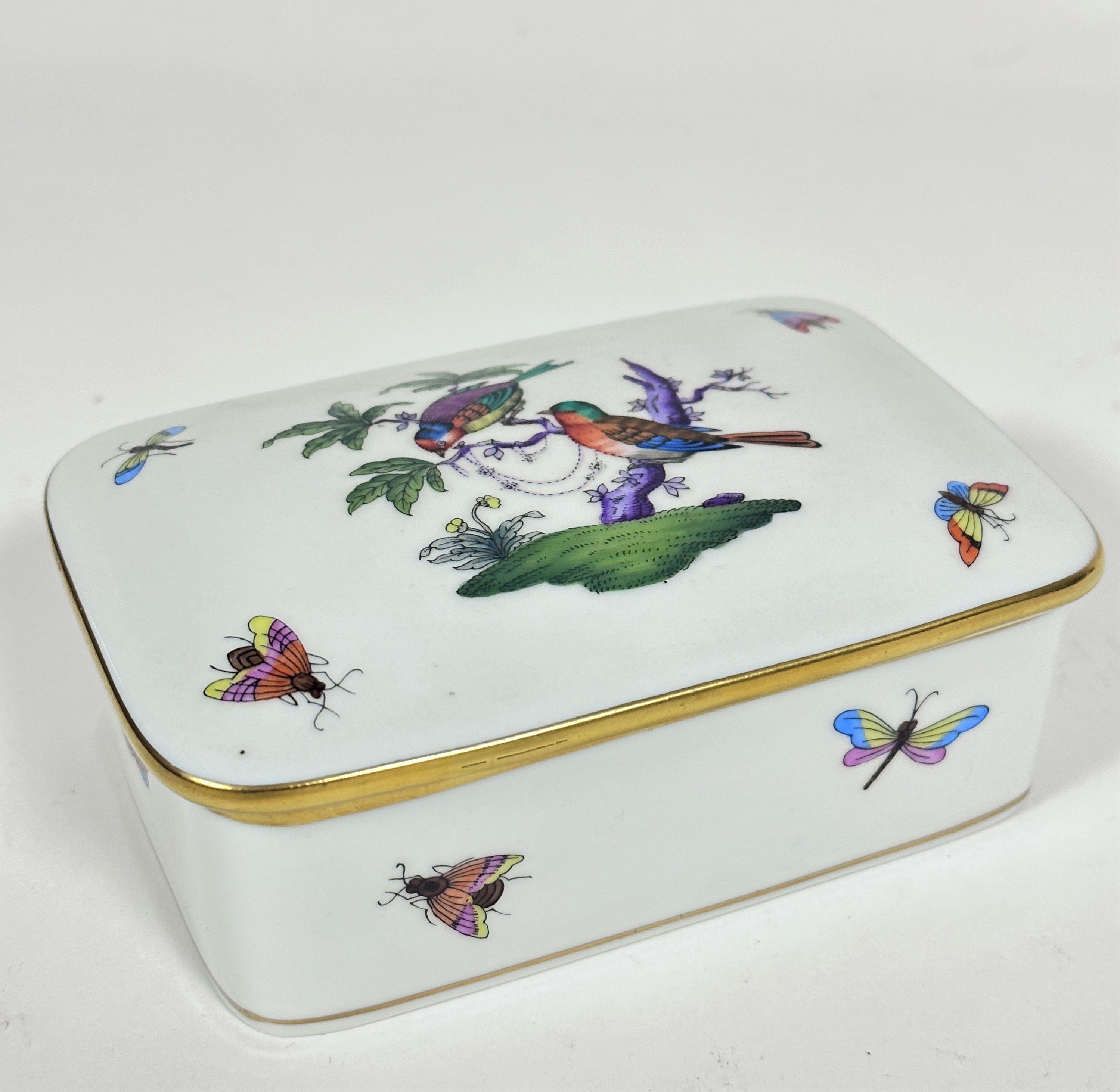 An Hungarian Herend porcelain box decorated with chaffinch bird design, (5cm x 13.5cm x 10cm)