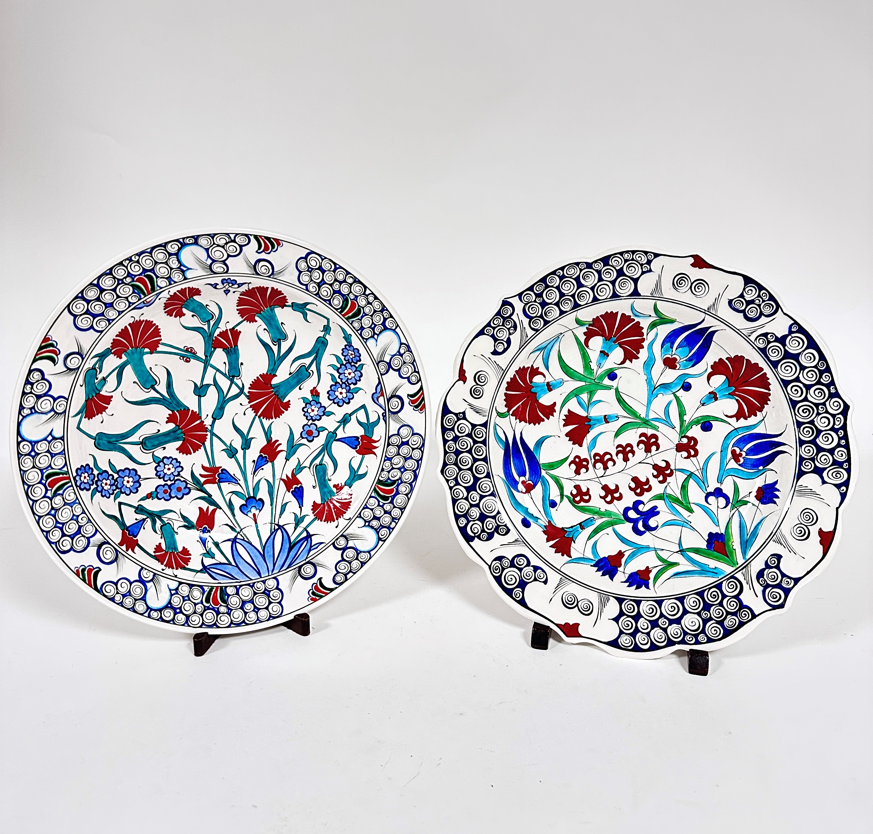 A hand made scalloped Iznik dish from an original 16thc design, by Ketahya Izrriye, shows no signs