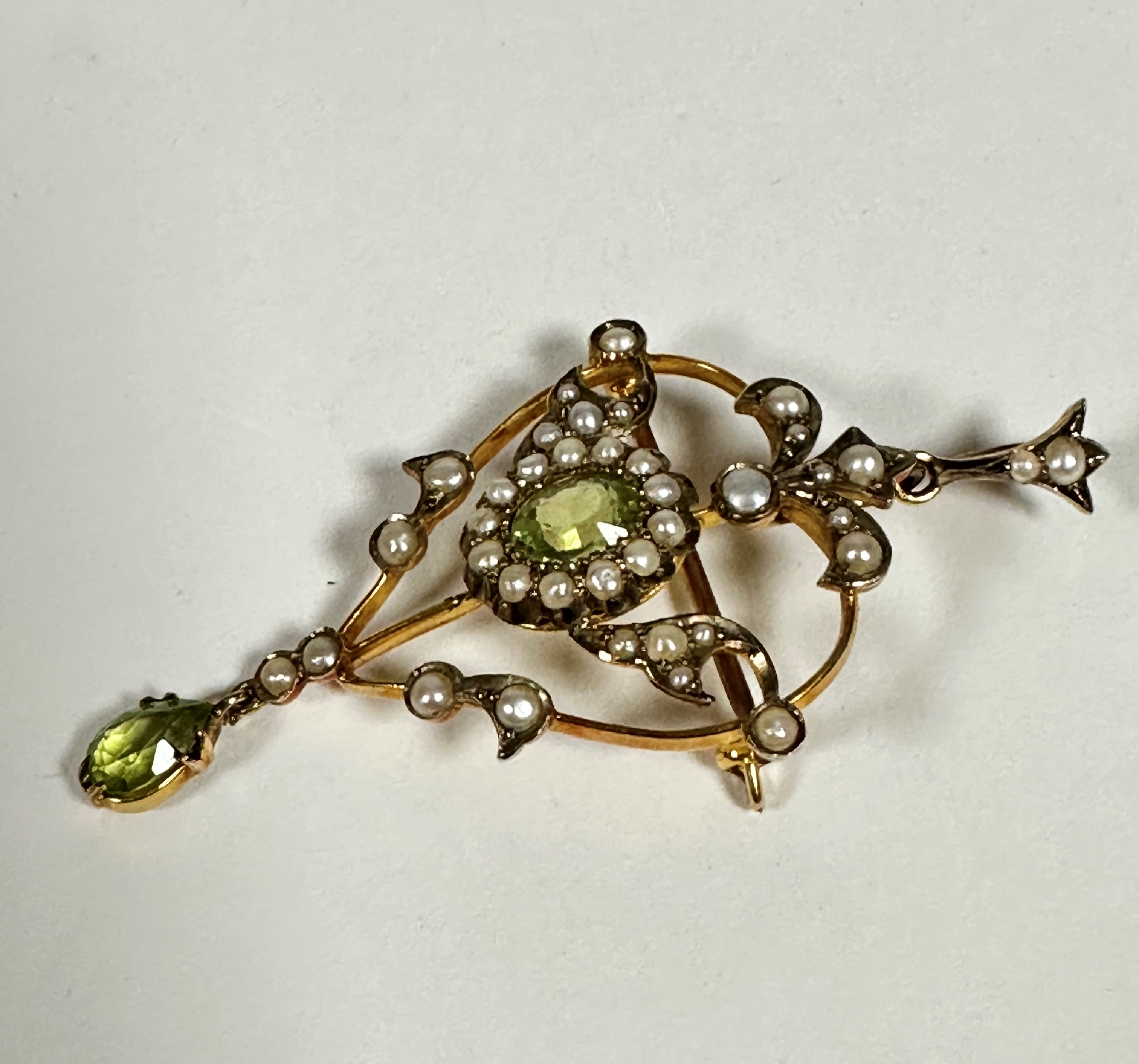 An Edwardian 9ct gold open work brooch pendant set of heart shape, set central oval peridot, set - Image 3 of 3
