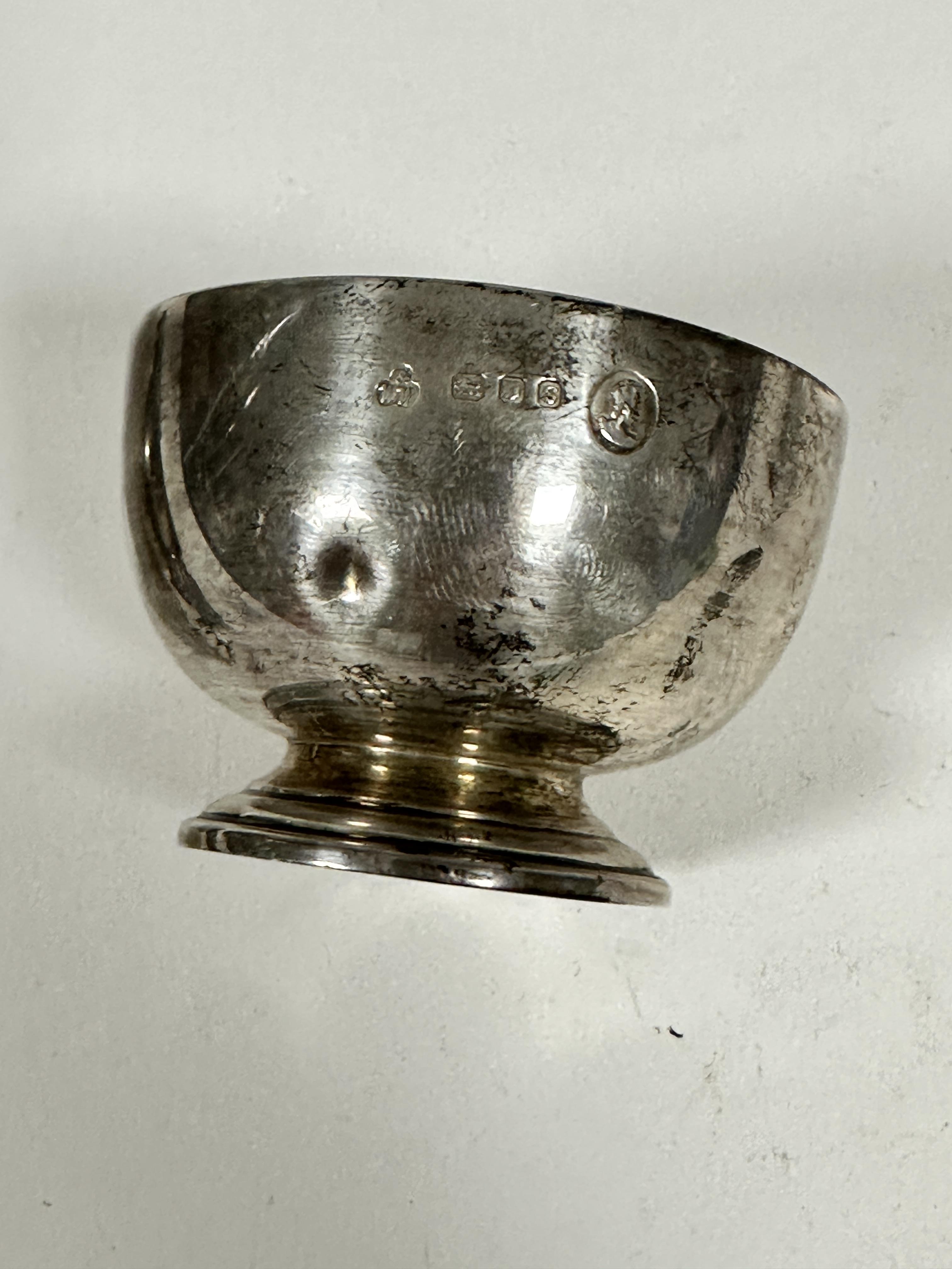 A London 1953 silver tea strainer with pierced C scroll design, complete with circular stand, on - Image 4 of 4