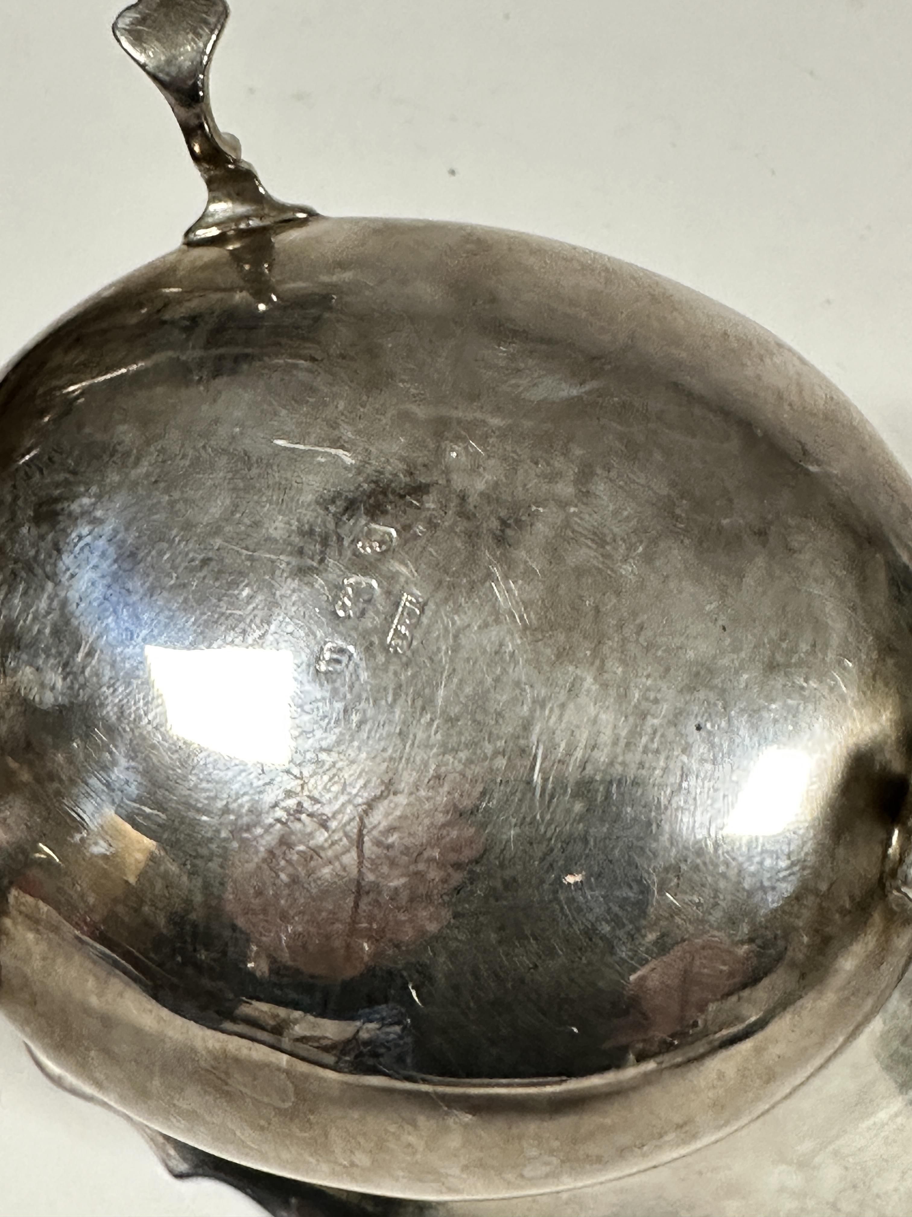 A Birmingham 1912 silver Edwardian Georgian style sauce boat with S scroll handle to side, raised on - Image 3 of 3