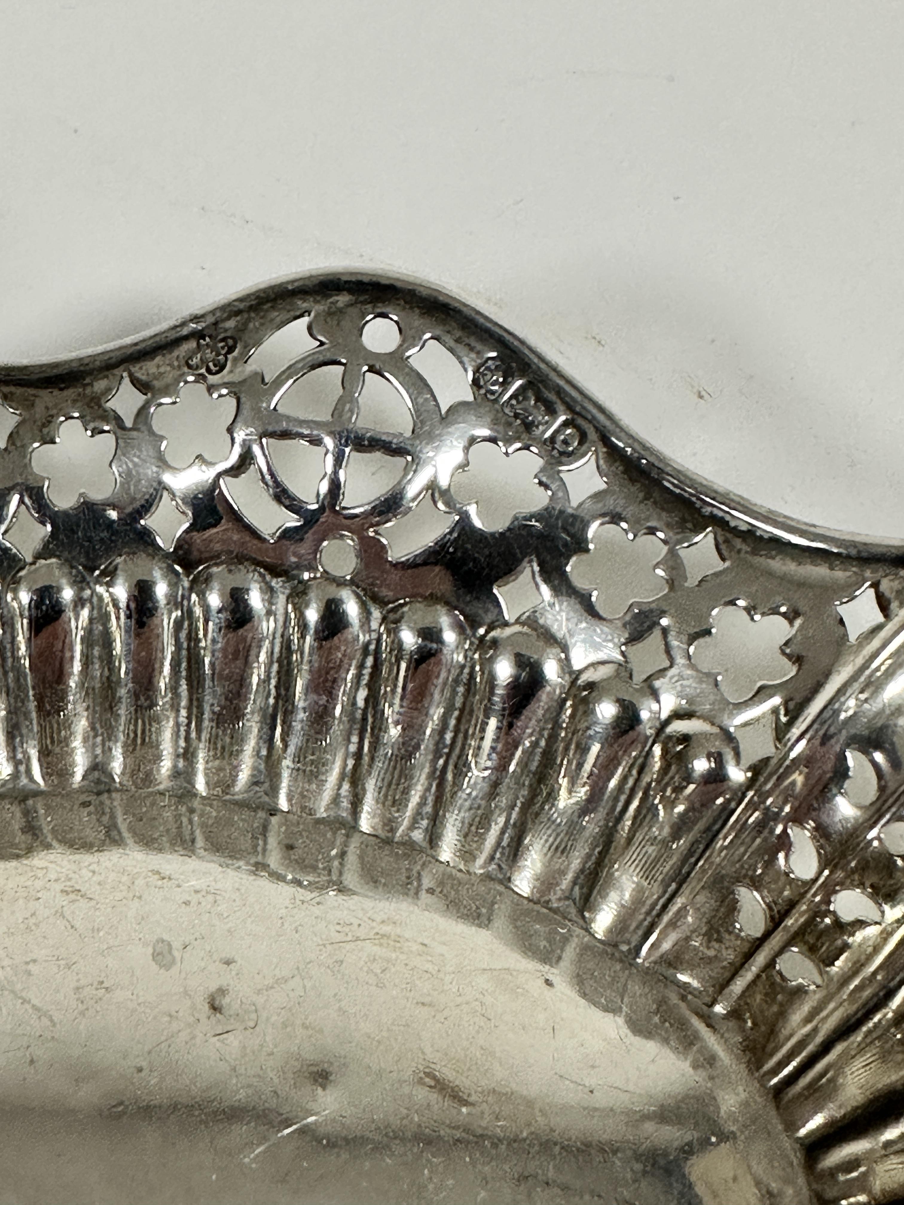 A pair of Edwardian Birmingham 1904 silver pierced oval bon bon dishes (2.5cm x 13cm x 10cm) (97. - Image 2 of 3
