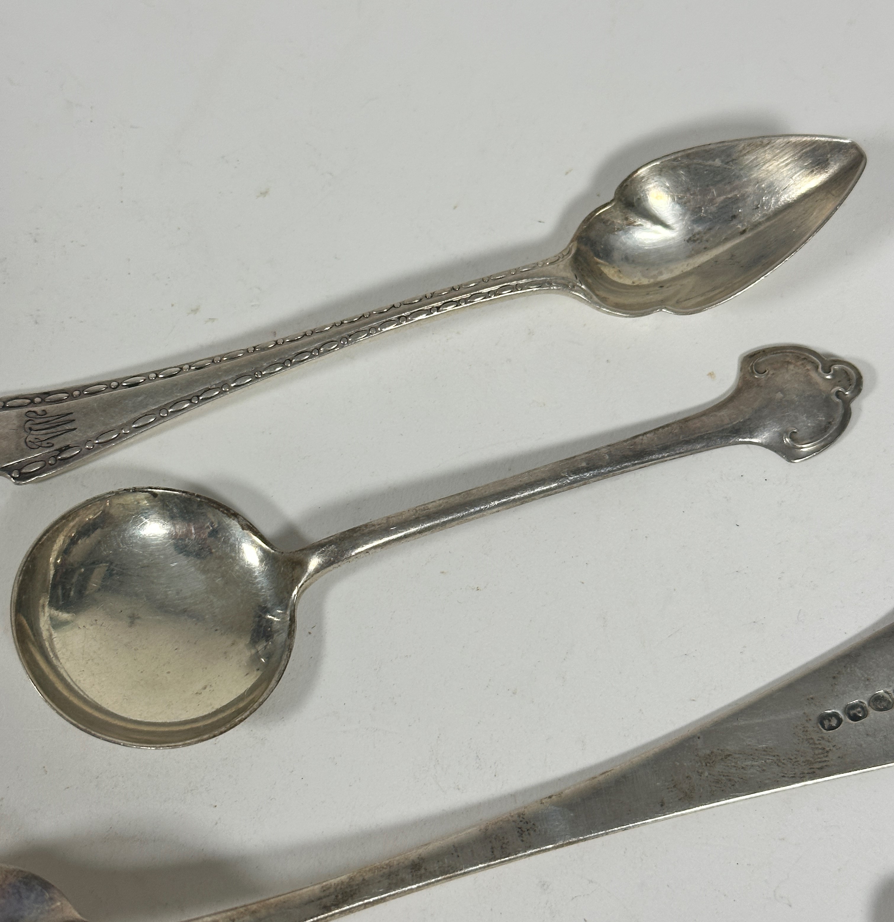 A pair of George III silver gilt Old English pattern salt spoons, (L: 10cm) engraved with initials - Image 4 of 6