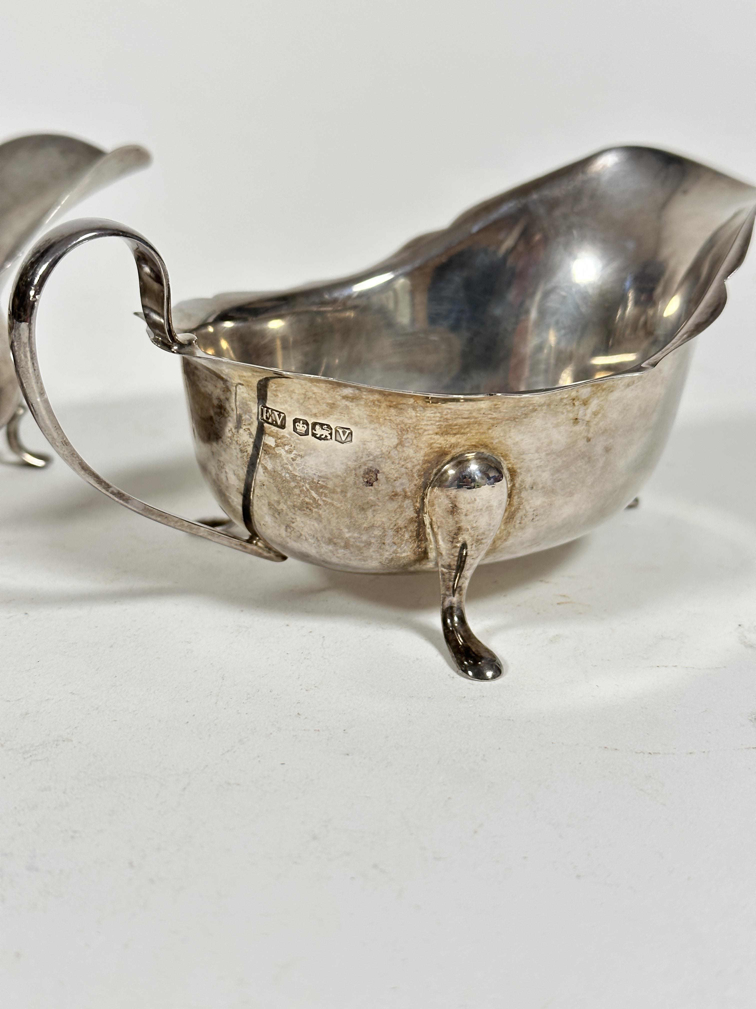 A Birmingham 1912 silver Edwardian Georgian style sauce boat with S scroll handle to side, raised on - Image 2 of 3