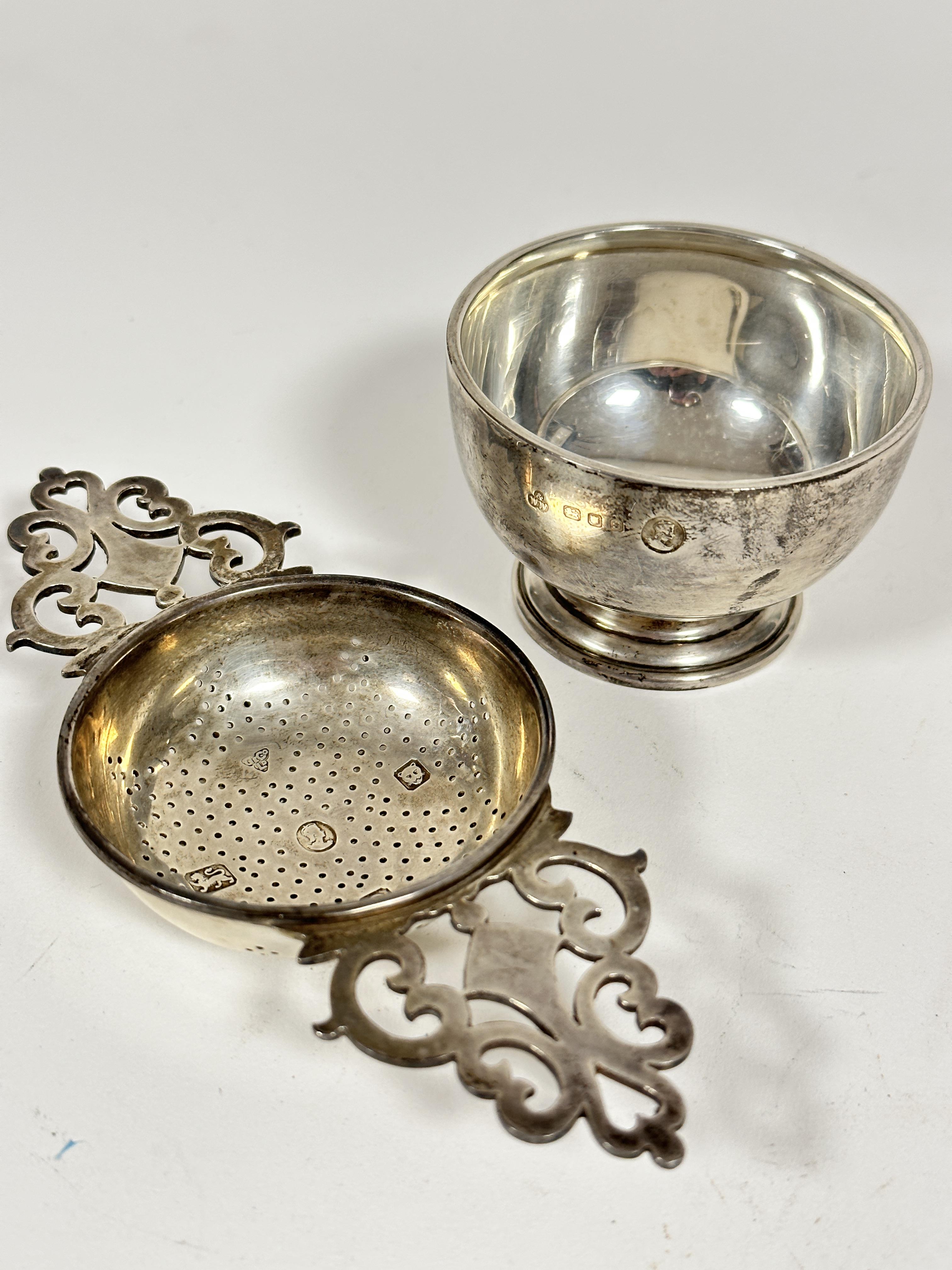 A London 1953 silver tea strainer with pierced C scroll design, complete with circular stand, on - Image 2 of 4