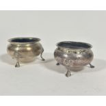 A pair of London 1960 silver Georgian style cauldron shaped salts raised on three pad feet, (4cm x