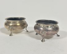 A pair of London 1960 silver Georgian style cauldron shaped salts raised on three pad feet, (4cm x