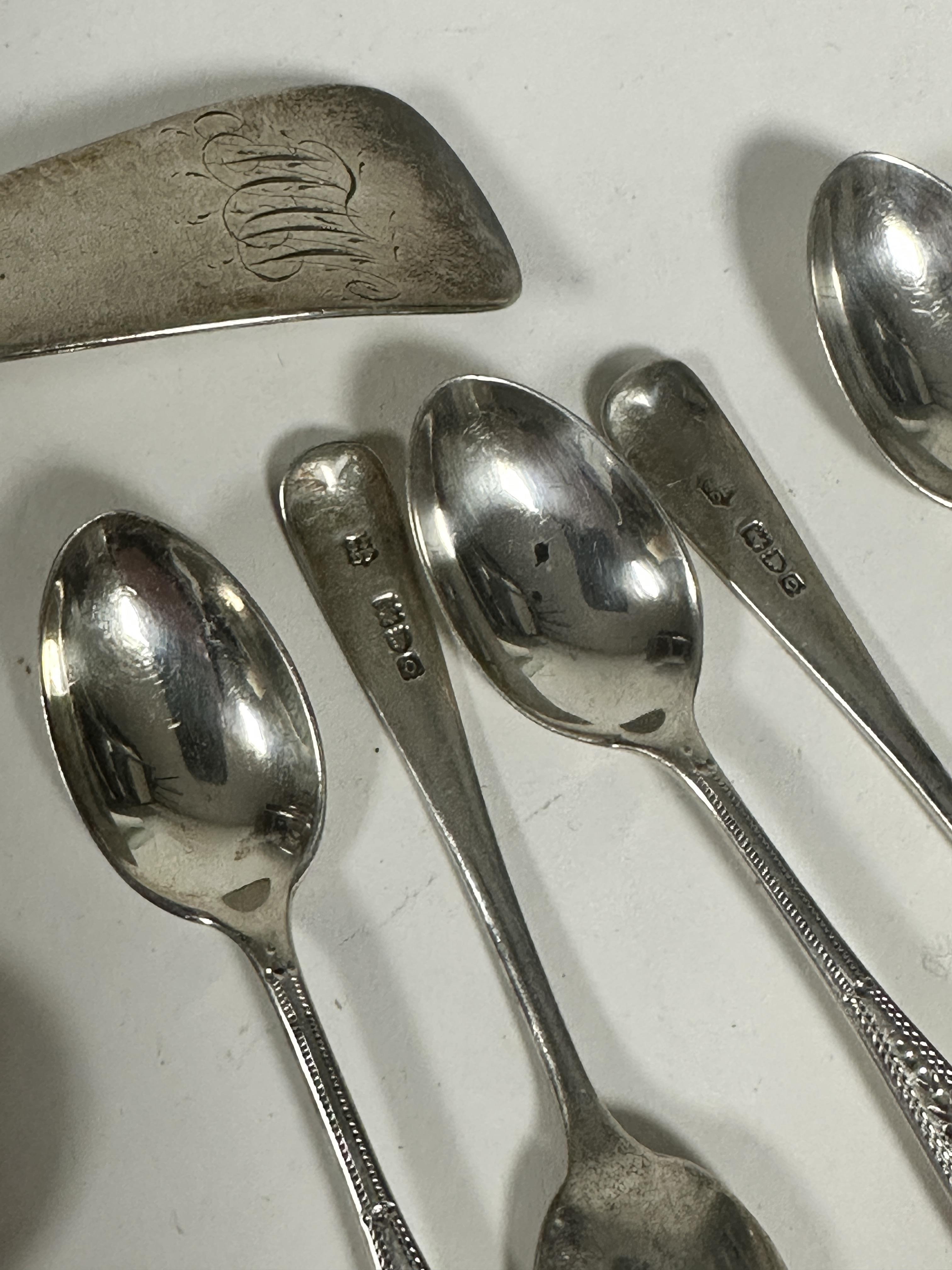 A pair of George III silver gilt Old English pattern salt spoons, (L: 10cm) engraved with initials - Image 2 of 6