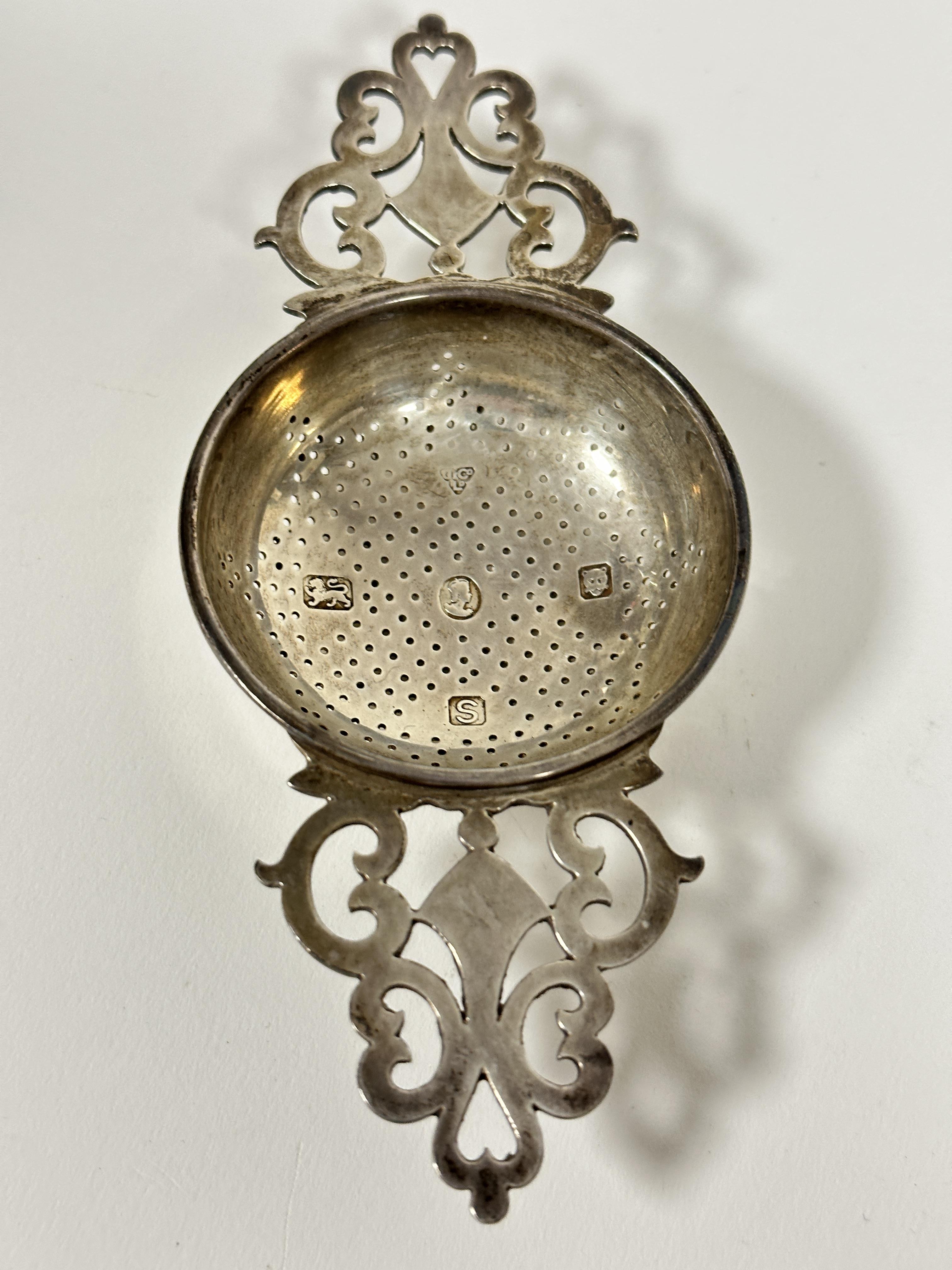 A London 1953 silver tea strainer with pierced C scroll design, complete with circular stand, on - Image 3 of 4