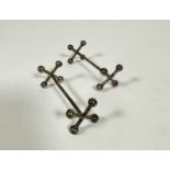 A pair of Georgian silver knife rests of ball pattern cross end design, (3cm x 8cm x 3cm) (75g)