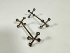 A pair of Georgian silver knife rests of ball pattern cross end design, (3cm x 8cm x 3cm) (75g)