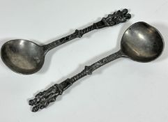 A pair of 19thc pewter spoons with apostle style figures, one bowl is a/f, unmarked, (L 18cm x 6cm)