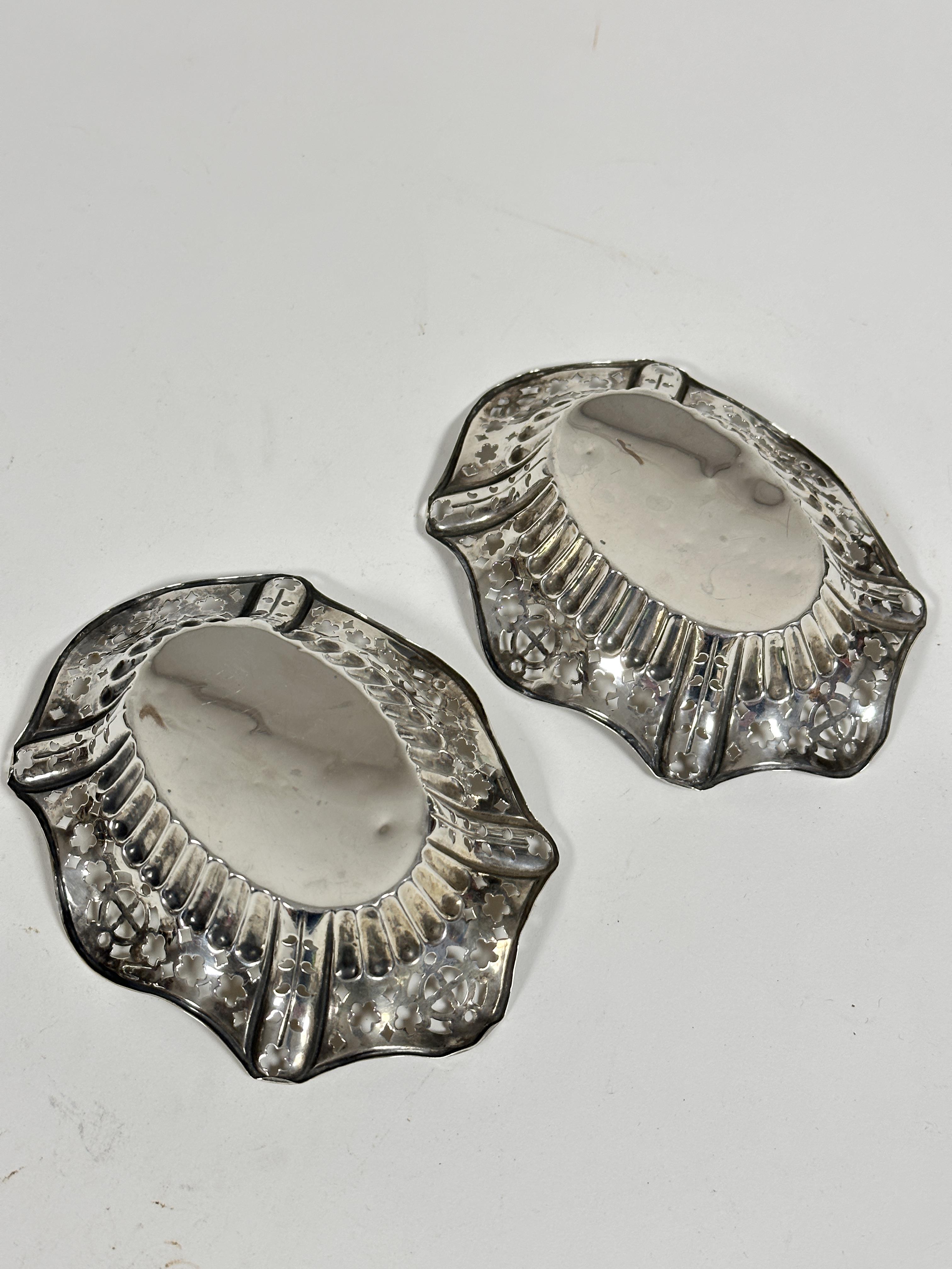 A pair of Edwardian Birmingham 1904 silver pierced oval bon bon dishes (2.5cm x 13cm x 10cm) (97. - Image 3 of 3