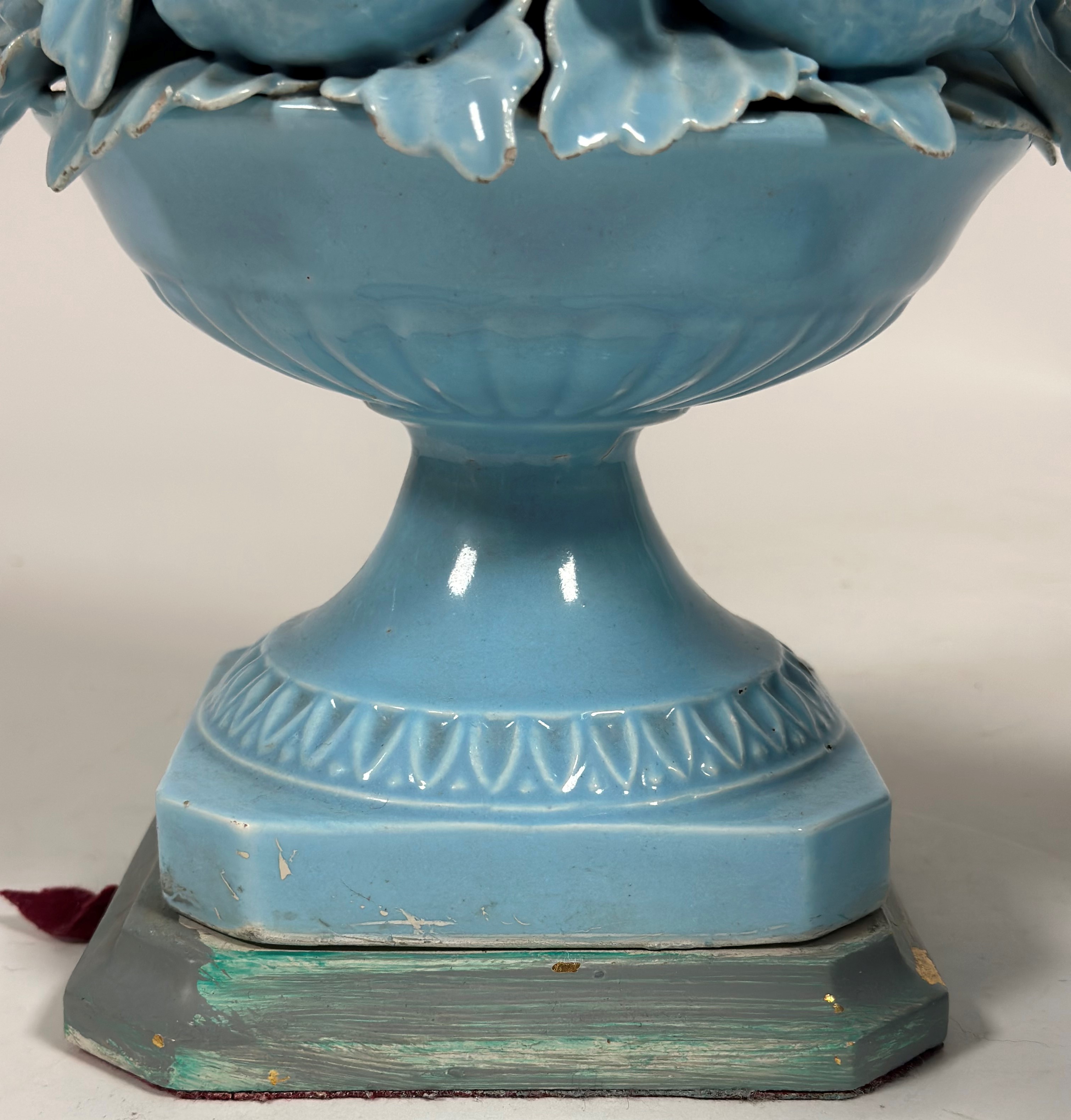 A pair of vintage Casa Pupo pottery table lamps, each modelled as a bowl of fruit, in a powder - Image 3 of 4