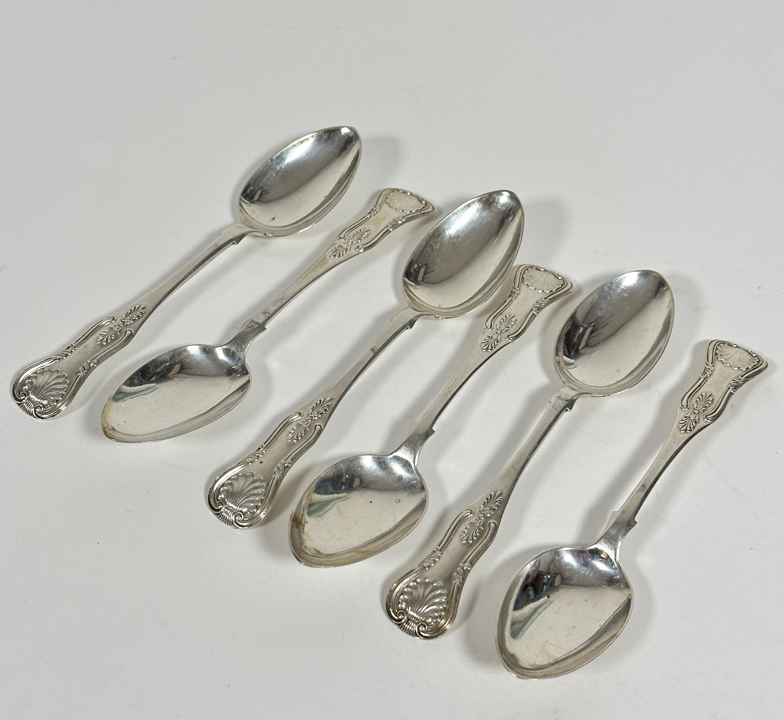 A set of six Victorian Glasgow 1873 silver fiddle and shell pattern teaspoons (L: 13.5cm) (111.4g)