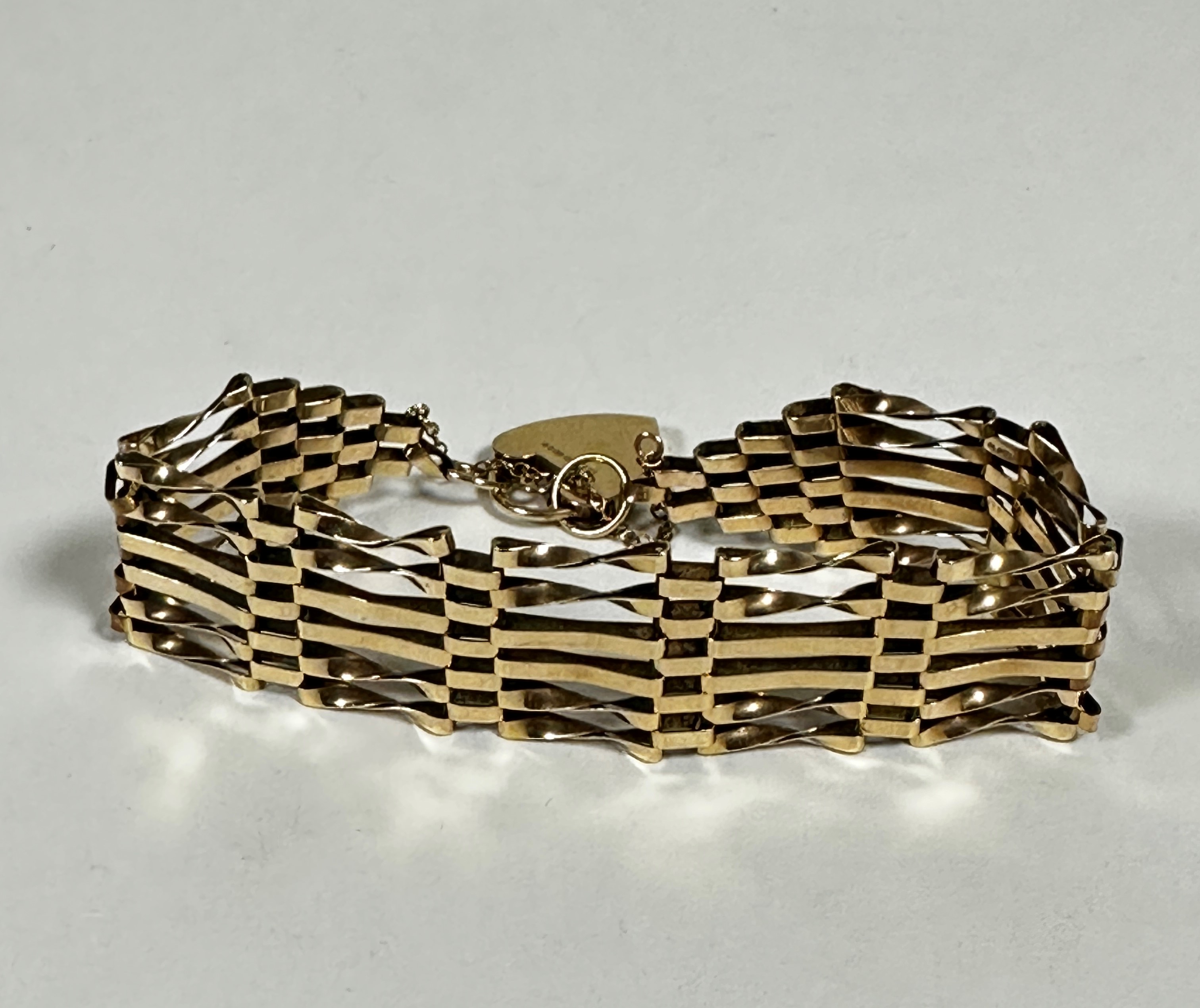 A 9ct gold gate link bracelet complete with heart shaped padlock and safety chain, (w: 8cm) (12. - Image 2 of 2