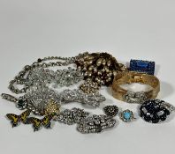 A paste gilt metal bracelet, a paste set cluster brooch, a paste ribbon brooch, two Deco style