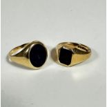A 9ct gold gentleman's lapis oval panel set signet style ring (Q) (4.46g) and a gentleman's 9ct gold