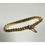 A 9ct gold flat chain link bracelet complete with clasp fastening and safety chain, (d: 9cm) (10.