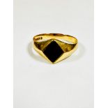 A gentleman's 18ct gold signet ring set star shaped blood stone centre panel, (1cm x 0.5cm) (T) (4.