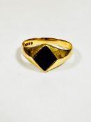 A gentleman's 18ct gold signet ring set star shaped blood stone centre panel, (1cm x 0.5cm) (T) (4.