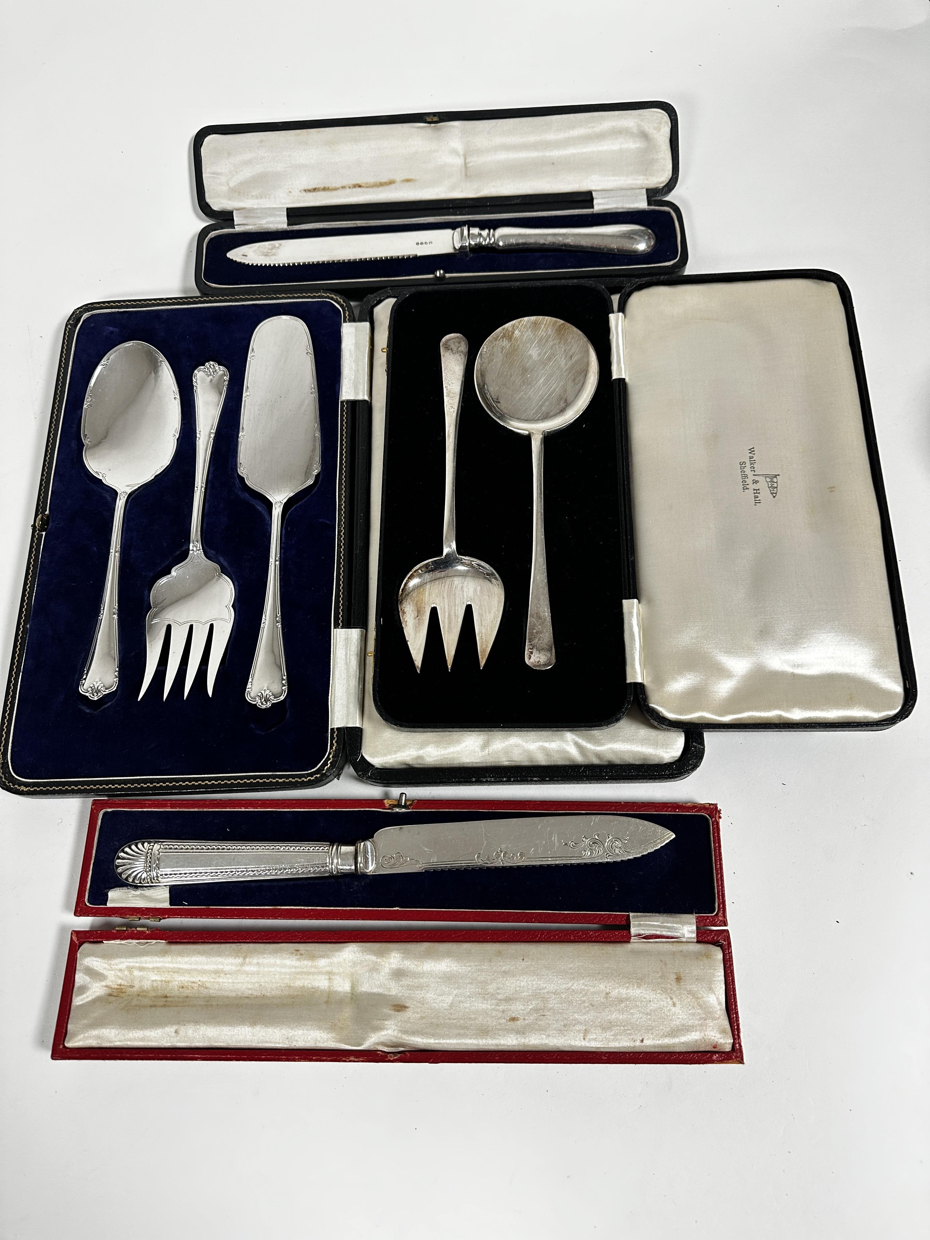 A pair of Epns Walker & Hall fruit servers in a fitted case, a set of three Epns fish and fruit