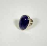 A modern London silver amethyst cabouchon oval ring (I/K) (2.5cm x 2cm)