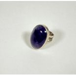 A modern London silver amethyst cabouchon oval ring (I/K) (2.5cm x 2cm)