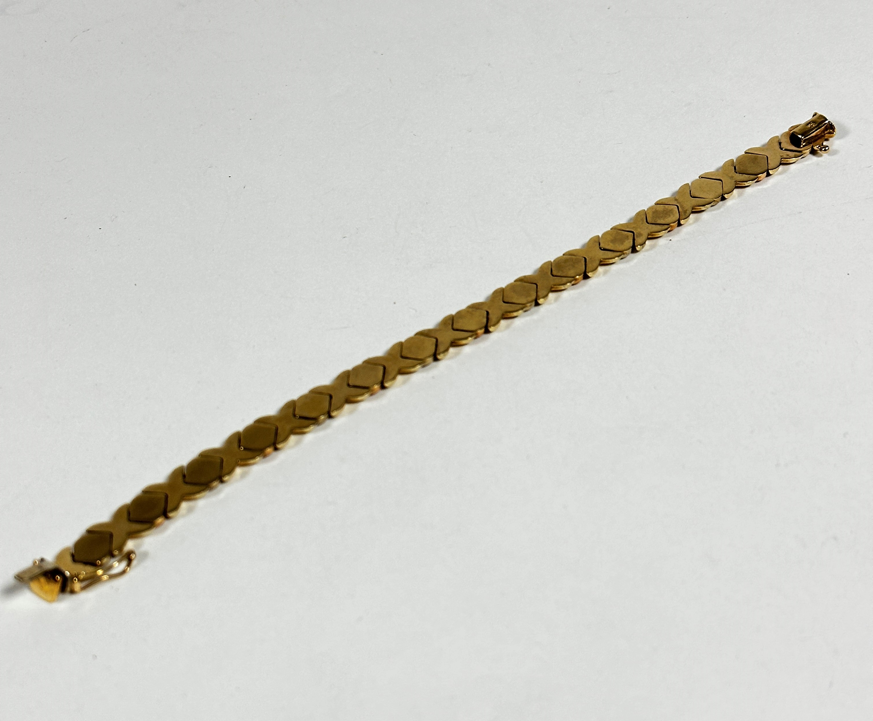 A three coloured 9ct gold bracelet (L: 18.5cm) (10g) shows no signs of damage, restoration or - Image 2 of 2