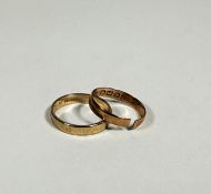 An 18ct gold wedding band a/f, (1.17g) and a 9ct gold wedding band (O) (2.41g)