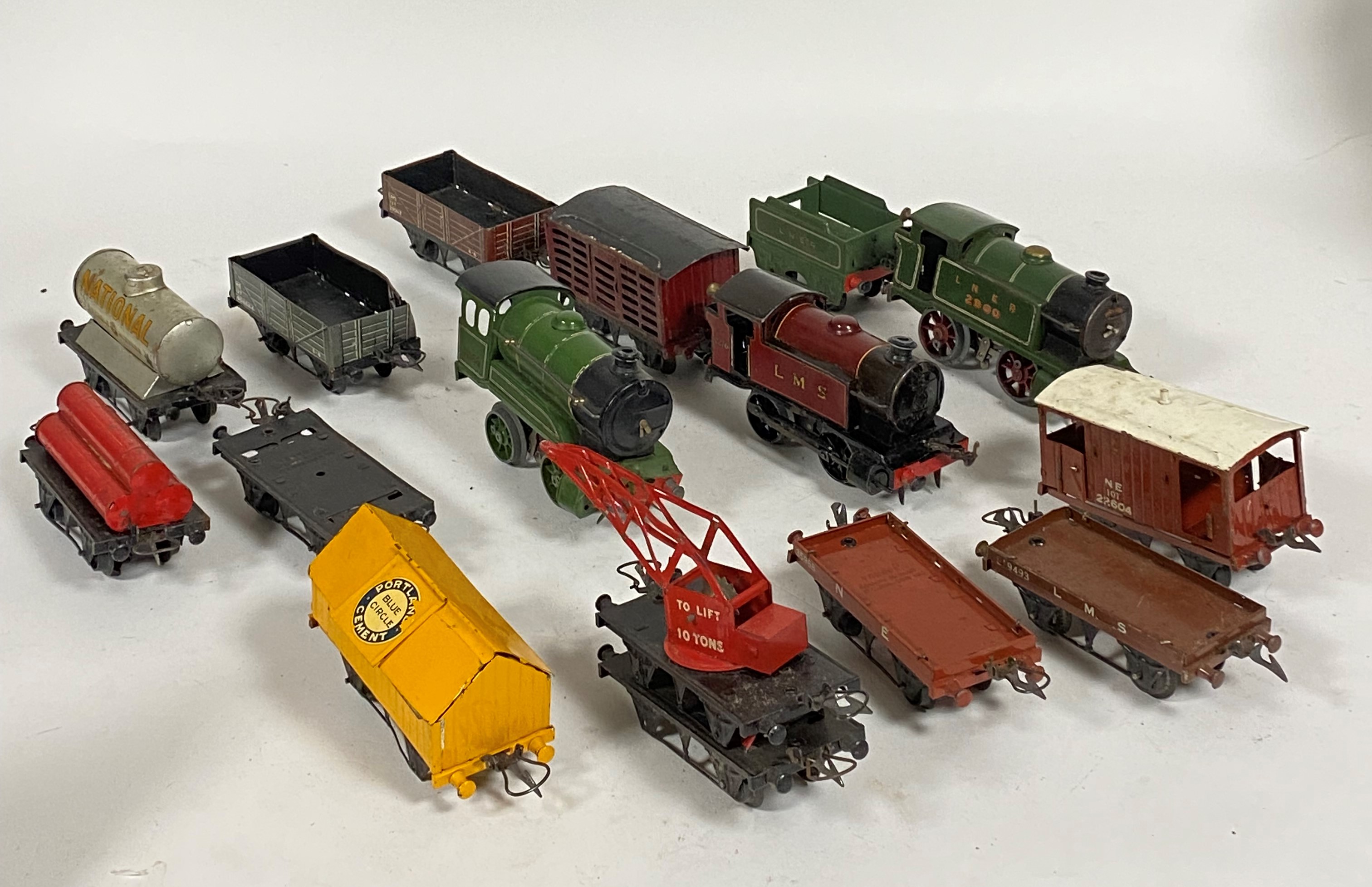 Model railway interest - Three Hornby '0' gauge clockwork locomotives, a quantity of tenders,