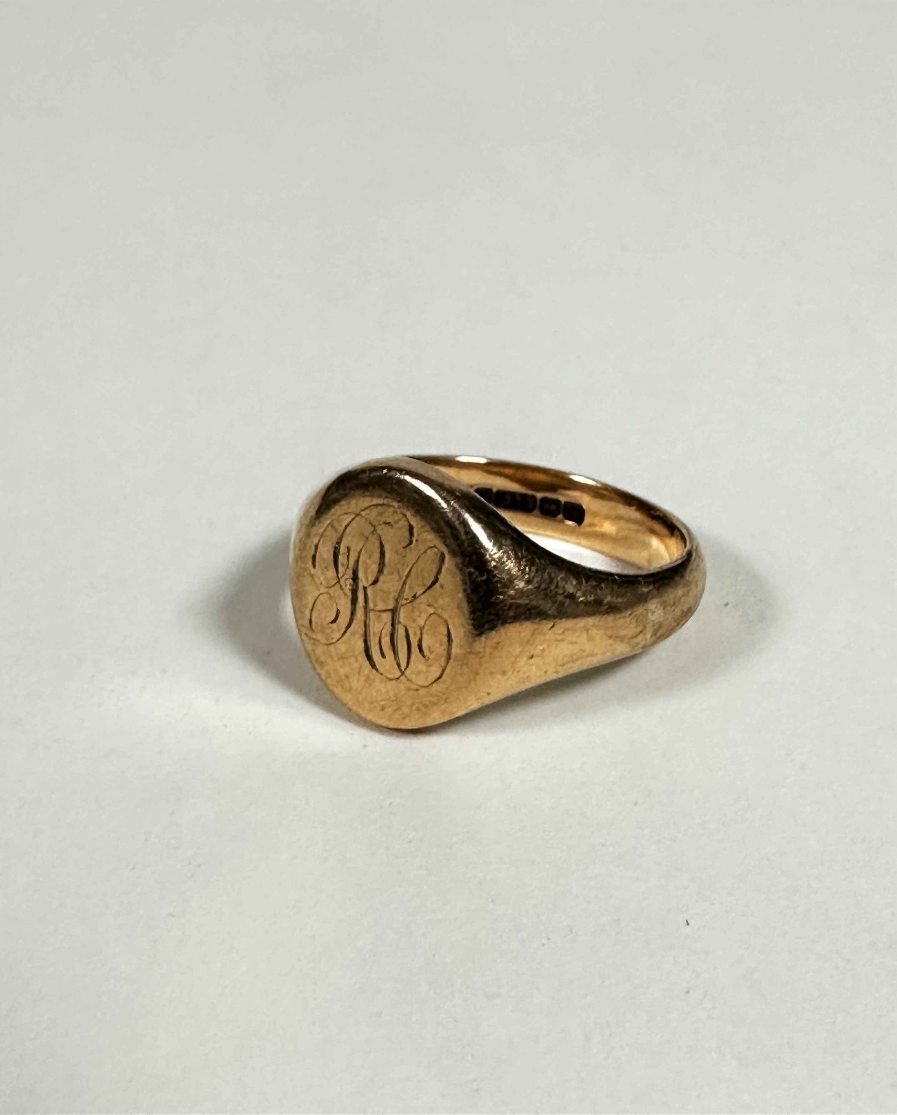 A 9ct gold gentleman's style signet ring with engraved initials RC, (T) (8.68g)