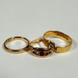 An 18ct gold wedding band a/f, (2.8g) a 9ct gold gem set and pearl ring, missing stones (1.6g) and a