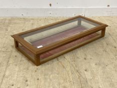 An early 20th century mahogany counter showcase or display cabinet, the bevel glazed hinged lid