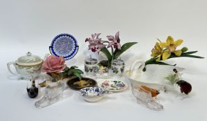 A mixed lot comprising a ceramic swan dish, two glass decorative shoes, a blue and white tea
