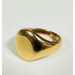 A gentleman's 9ct gold style signet ring, unascribed, (O/P) (7.34g)