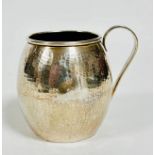 A 900 standard hammered finishe mug with C scroll handle to side, (h: 7cm x 5cm) (72.8g)