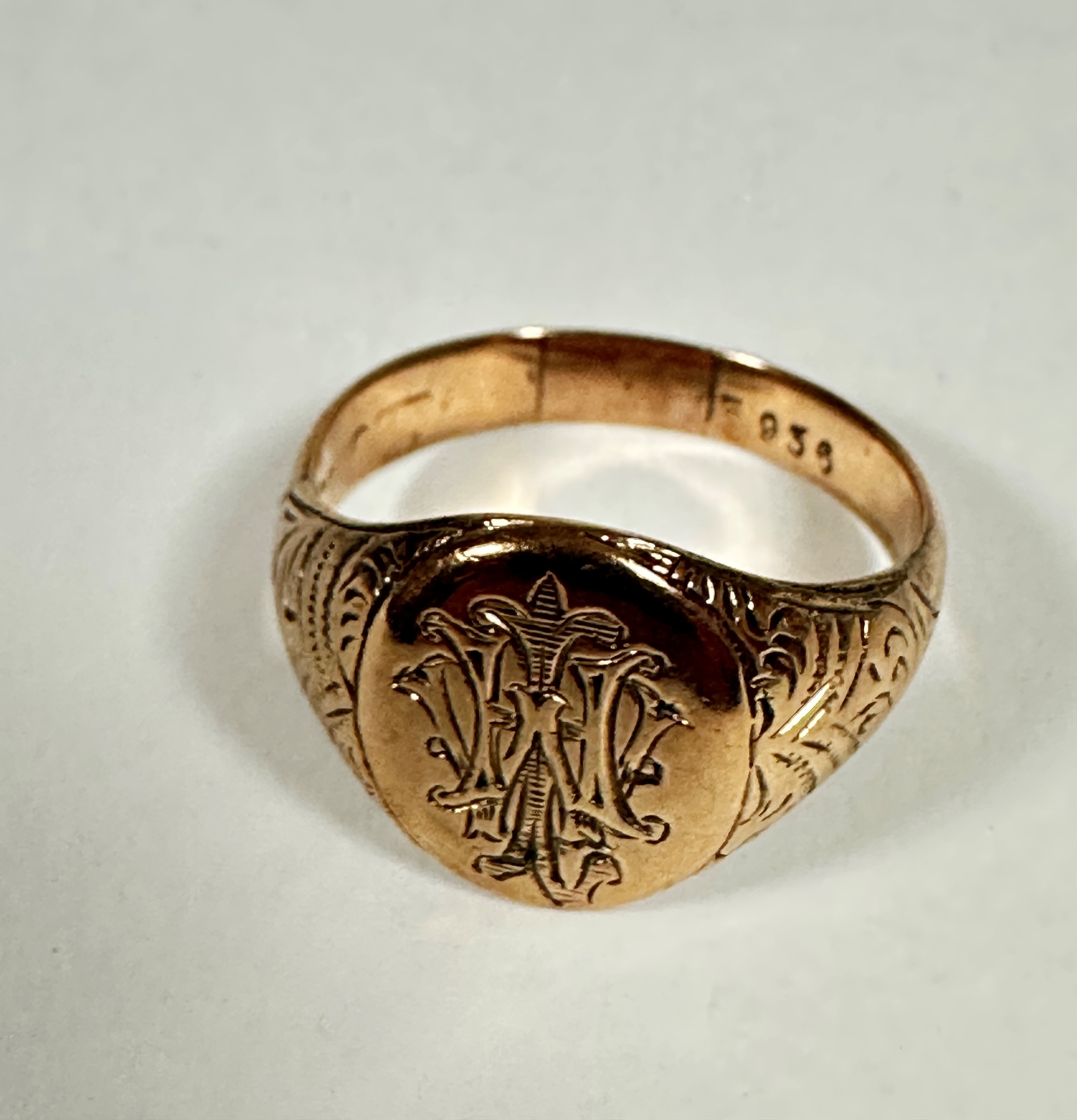A gentleman's engraved signet ring, the oval plaque with engraved initials WJW, (W/X) (7.44g) a - Image 2 of 2