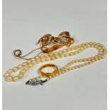 An 18ct gold wedding band, (P) (2.17g) a Grosse bow brooch and a graduated cultured pearl necklace